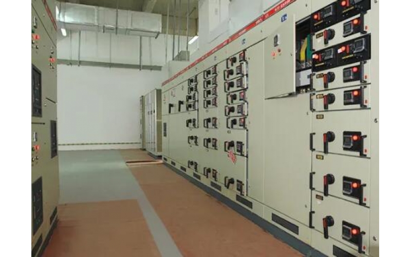 动环监控系统是一种用于实时监测和控制生产设备运行状态的技术。它可以通过传感器、控制器等组件，对生产设备进行全面的监测和控制，以确保其正常运转。  动环监控系统主要有以下几个功能： 数据采集：动环监控系统通过各类传感器，如温度传感器、压力传感器、流量传感器等，对生产设备进行实时监测。这些传感器可以将生产设备的各项参数传输到控制器中，从而实现数据采集。数据处理：控制器接收到传感器的信息后，会对其进行分