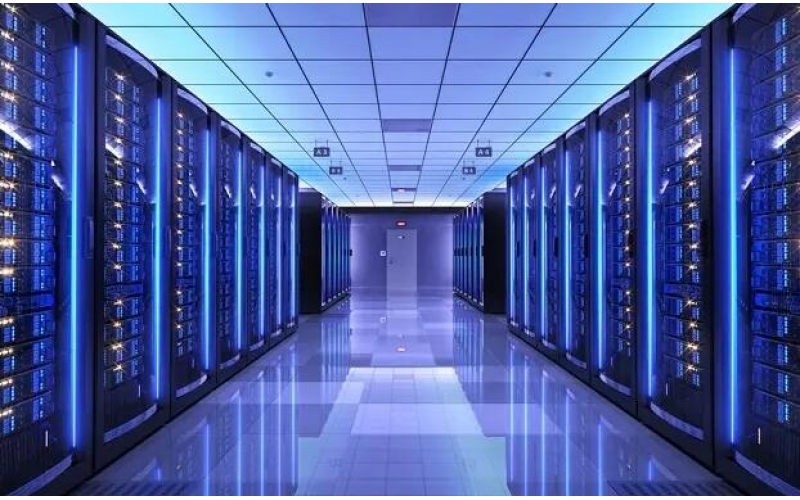 动环监控系统厂家的选择需要考虑多方面因素。首先，需要考虑厂家的实力和经验，可以通过查阅资料、咨询行业专家、实地考察等方式来了解厂家的综合实力和技术水平。其次，需要考虑厂家的服务水平和响应速度，可以通过与厂家沟通、参加培训等方式来了解厂家的服务体系和响应速度。此外，还需要考虑厂家的价格和售后支持政策，可以通过比较不同厂家的价格和服务内容来做出选择。 在选择动环监控系统厂家时，还需要注意以下几点： 了